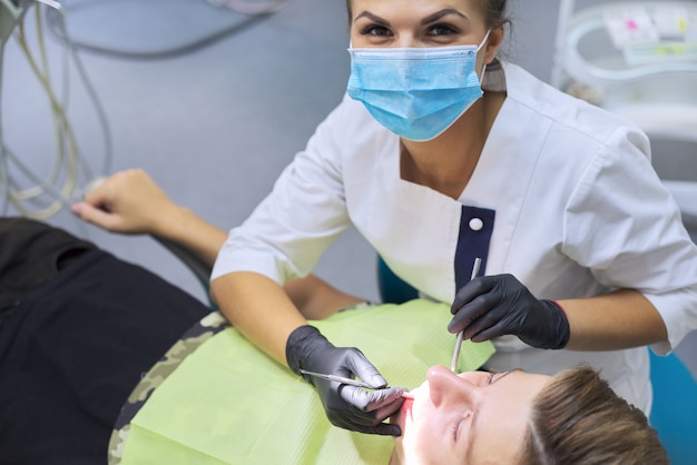 Zamyka w górę stomatologicznej leczenie procedury w stomatologicznym biurze