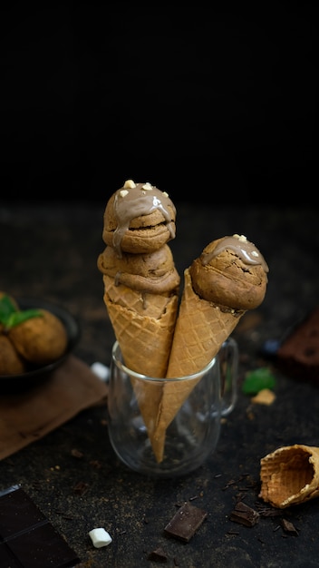 Zamyka W Górę Widoku Lato Deser Z Czekoladowymi Smaków Lody Rożkami W Szkle