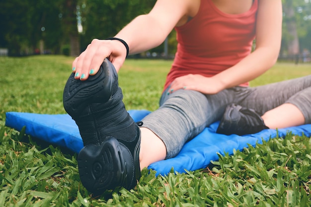 Zamyka W Górę Widoku Sport Streching Nogi Kobieta