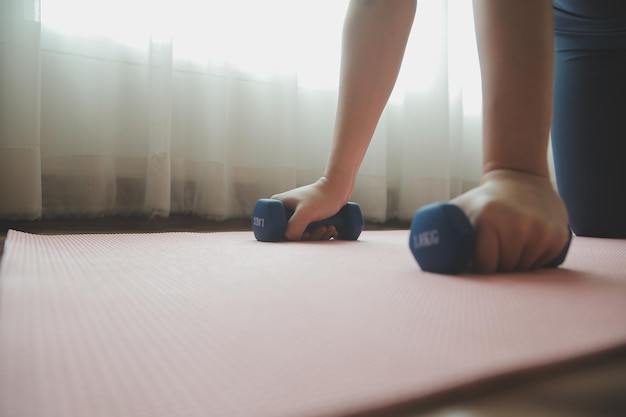 Zamyka w górę wizerunku atrakcyjna dysponowana kobieta w gym