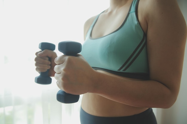 Zamyka w górę wizerunku atrakcyjna dysponowana kobieta w gym