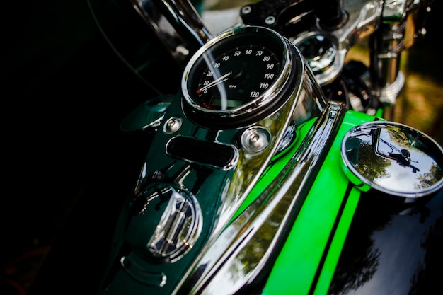 Zdjęcie zamyka w górę zielonych motocykli patrts