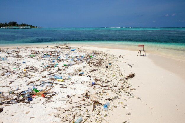 Zanieczyszczenia na plaży tropikalnego morza