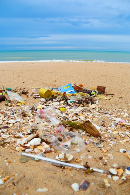 Zdjęcie zanieczyszczenie na plaży tropikalnego morza.
