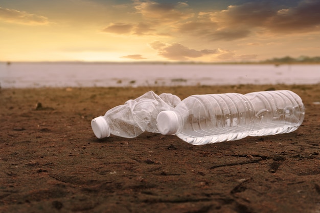Zdjęcie zanieczyszczenie plastikowych butelek po wodzie w oceanie (koncepcja ochrony środowiska)