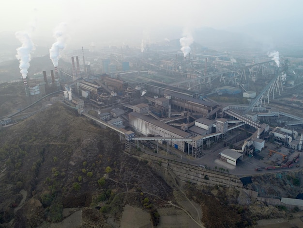 Zanieczyszczenie powietrza przez dym wydobywający się z kominów w dużej fabryce