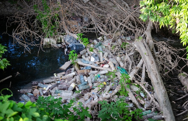 Zanieczyszczenie środowiska plastikowymi odpadami szklanymi w rzece