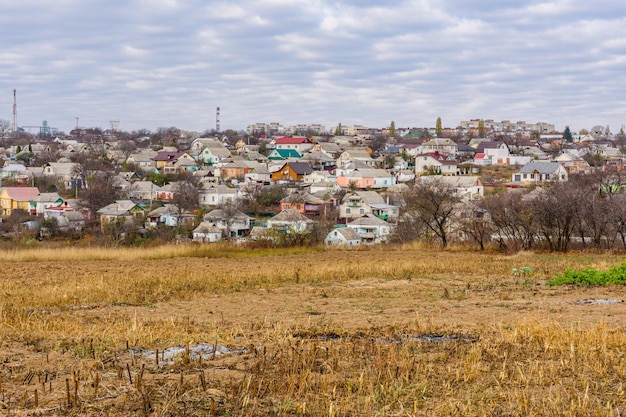 Zaorane pole jesienią Miasto Uman na tle Ukraina