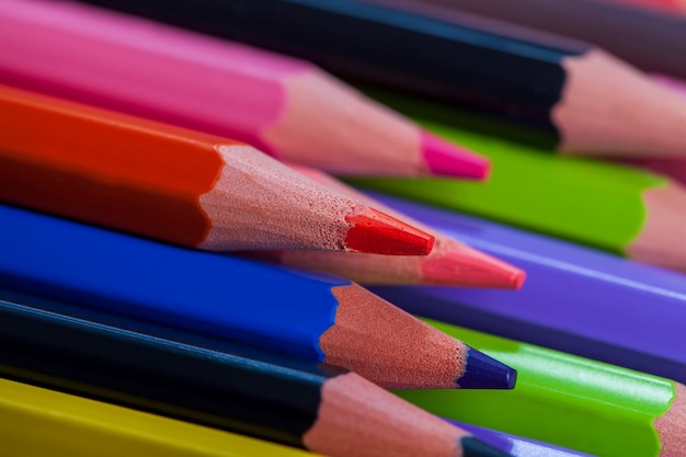 Zaostrzona kolorowa grupa jasnych ołówków