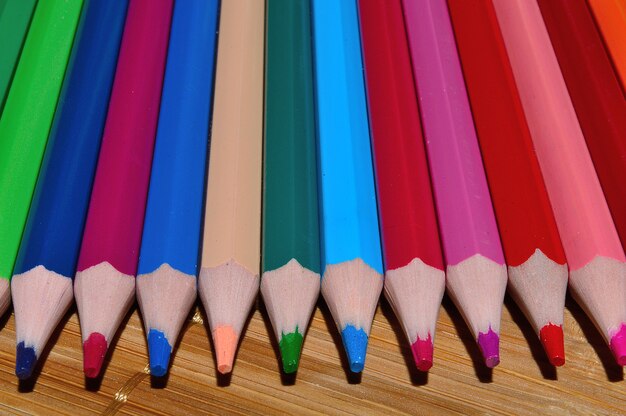Zaostrzone wielokolorowe ołówki na wiklinowej pościeli.