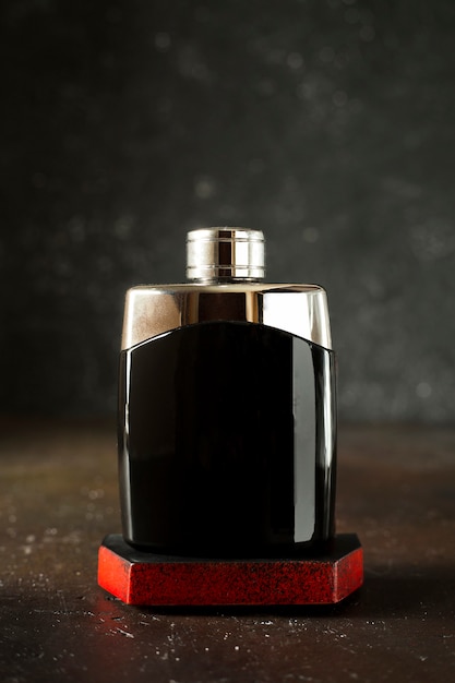 Zapach z przodu w kolorze czarnym zaprojektowany ze srebrną nasadką na czarnym biurku