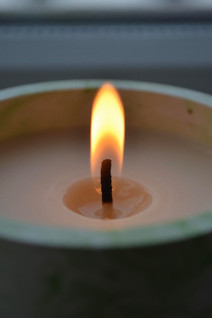 Zdjęcie zapalona świeca sojowa.