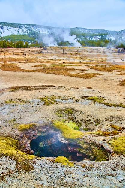 Zaparowana dziura w basenie Yellowstone zimą