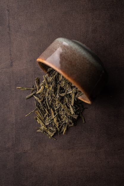 zaparzanie naturalnej zielonej herbaty liściastej w glinianej misce