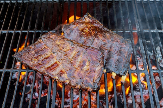 Zapasowe żeberka wołowe na grillu z ogniem