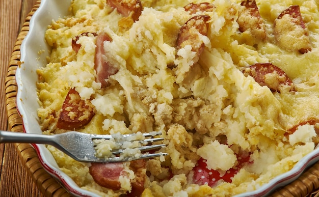 Zdjęcie zapiekanka śniadaniowa hash brown z kiełbasą, łatwa zapiekanka śniadaniowa jest zrobiona z mrożonych ziemniaków haszyszowych, jajek, kiełbasy i sera