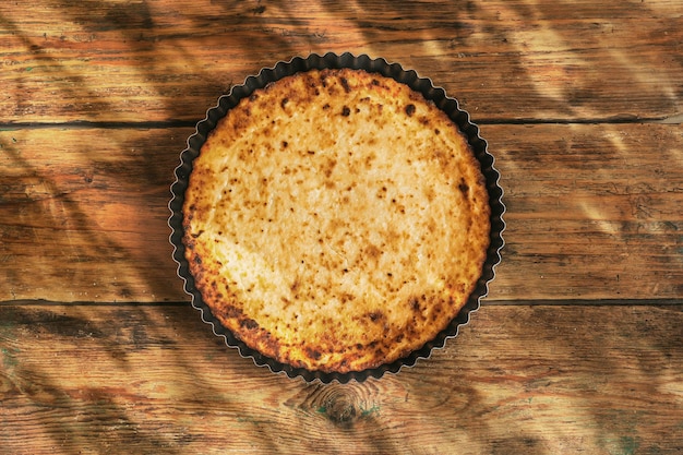 Zapiekanka z serem Domowe ciasto serowe na rustykalnym drewnianym tle Koncepcja domowego jedzenia