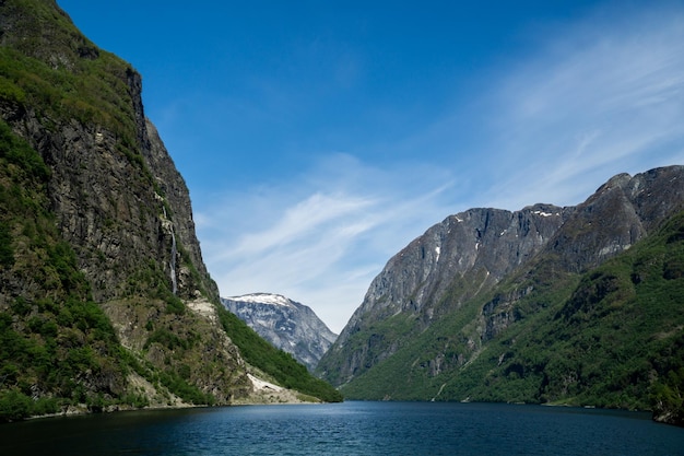 Zapierająca dech w piersiach sceneria Naerofjord w Gudvagen w Norwegii