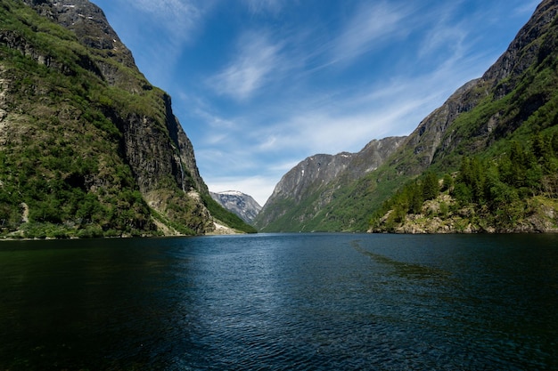 Zapierająca dech w piersiach sceneria Naerofjord w Gudvagen w Norwegii