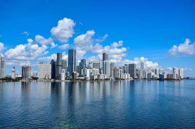Zapierające dech w piersiach ujęcie pięknej panoramy z widokiem na morze w Miami