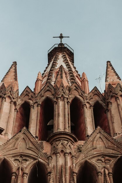 Zapierający dech w piersiach kościół San Miguel Archangel w San Miguel de Allende