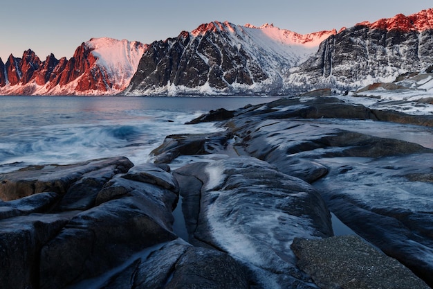 Zapierający dech w piersiach krajobraz wyspy Senja o zachodzie słońca zimą Norwegia