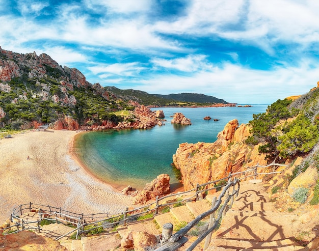 Zapierający dech w piersiach widok na plażę Li Cossi w kurorcie Costa Paradiso