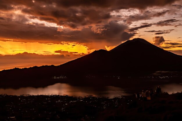 Zapierający dech w piersiach wschód słońca nad górą Abang, widok z wulkanu Batur i jeziora Batur, Bali, Indonezja