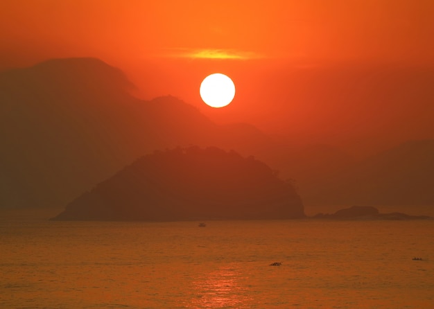 Zapierający dech w piersiach wschód słońca nad widokiem na ocean Atlantycki z plaży Copacabana, Rio de Janeiro, Brazylia