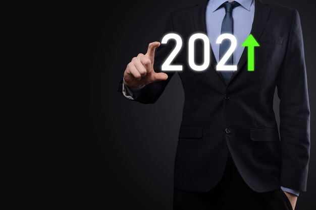 Zaplanuj pozytywny wzrost biznesu w koncepcji roku 2021. Biznesmen plan i wzrost pozytywnych wskaźników w jego działalności, dorastanie koncepcji biznesowych.