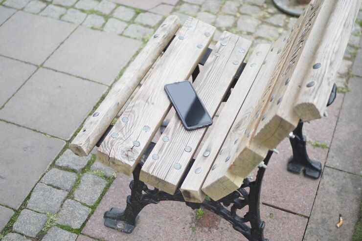 Zapomnij o smartfonie na ławce w parku zgubiony smartfon