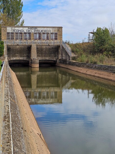 Zapora kanału Pisuerga w prowincji Herrera de Pisuerга Palencia