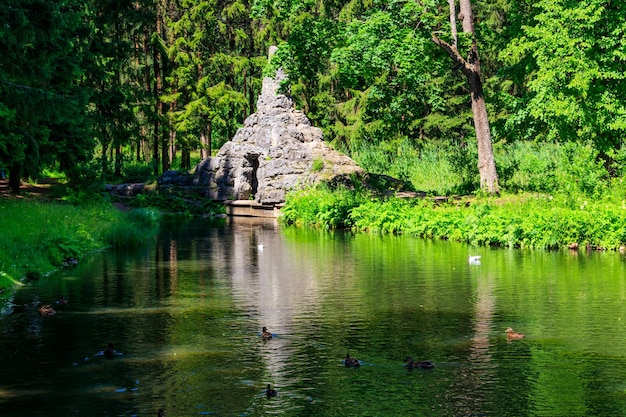 Zapora z kaskadą i grotą Tuff w parku Katarzyny w Carskim Siole w Rosji Puszkina