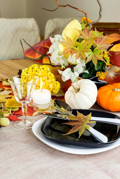 Zdjęcie zaprojektuj jesienny stół do serwowania