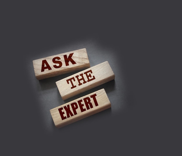 Zapytaj Eksperta o słowa na drewnianych klockach Konsultacje z profesjonalnym mistrzem lub konsultantem w celu uzyskania koncepcji biznesowej rozwiązania i porady