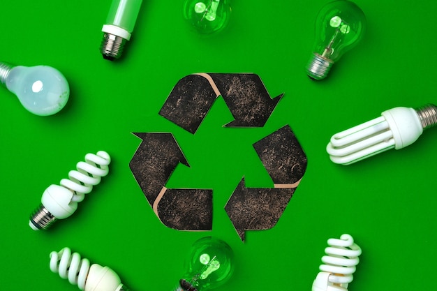 Żarówka i znak recyklingu na zielono