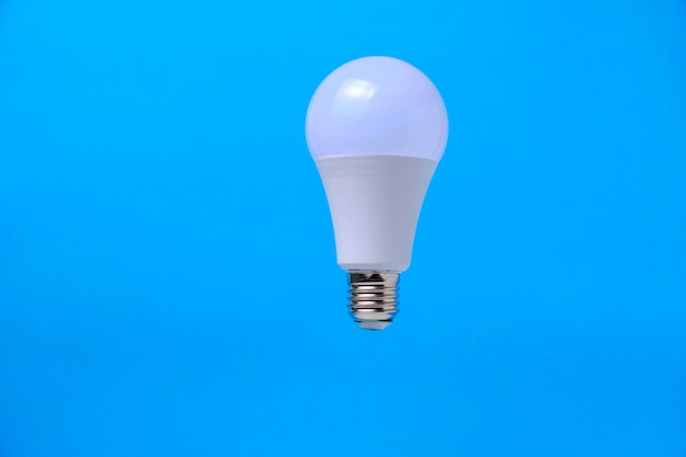 Żarówka LED eco na niebieskim tle