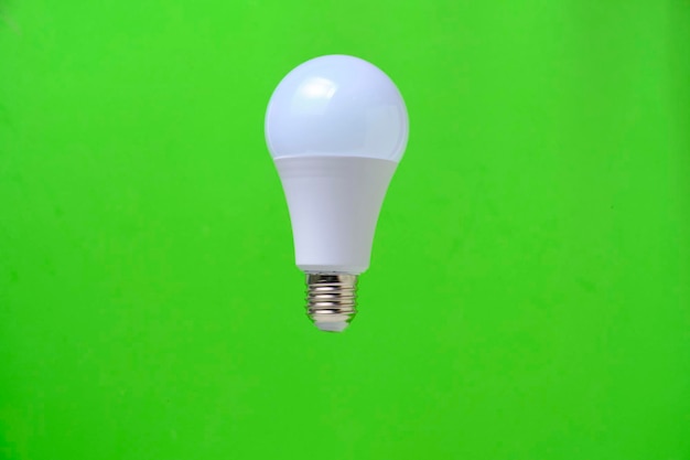 Żarówka LED eco na zielonym tle