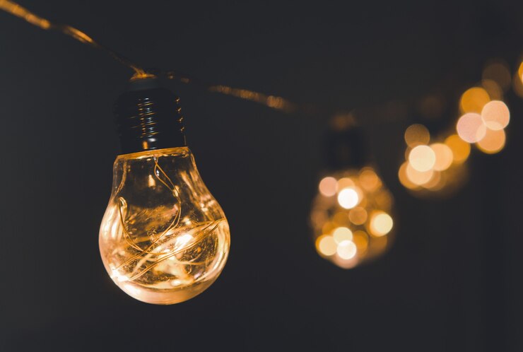 Zdjęcie żarówki string light wiszące na linii