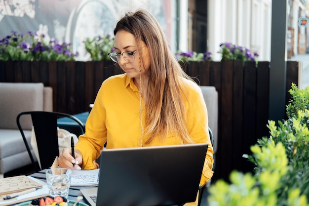 Zarządzanie Czasem Dla Freelancerów Kobieta Freelancer Pisze W Zeszycie I Pracuje Z Laptopem