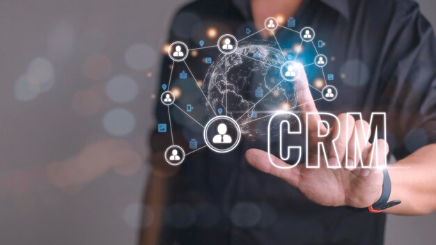 Zarządzanie relacjami z klientami CRM dla biznesu koncepcja systemu marketingowego sprzedaży przedstawiona w futurystycznym interfejsie graficznym aplikacji usługowej wspierającej analizę bazy danych CRM