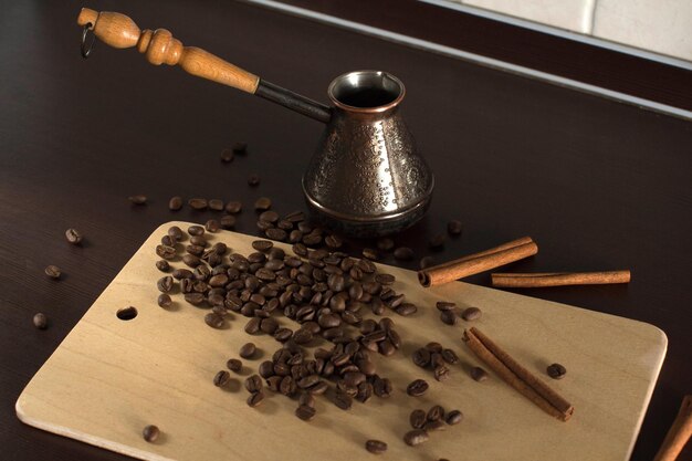 Żarzone ziarna kawy na desce do cięcia nad ladą kuchenną