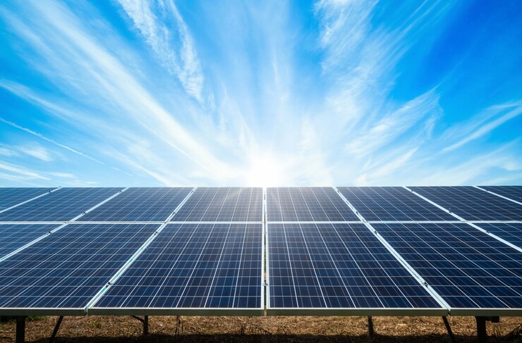 Zasila panel słoneczny na niebieskim niebie, alternatywny czystej zielonej energii pojęcie