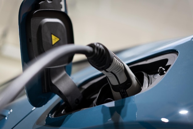 Zasilacz podłączyć do pojazdu elektrycznego w celu naładowania akumulatora. . Paliwo EV Podłącz samochód hybrydowy.