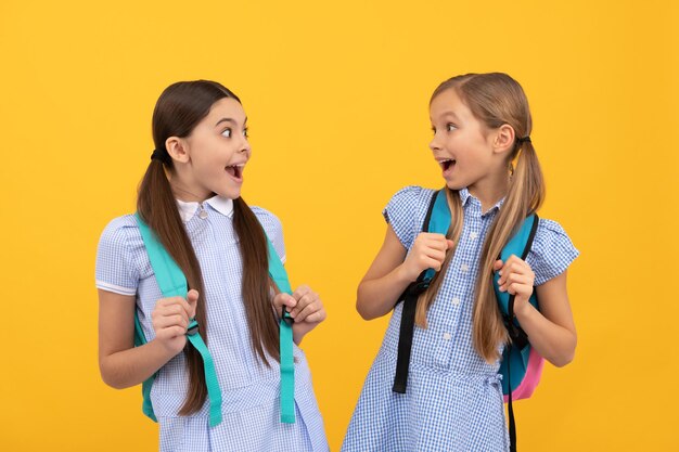 Zaskoczeni szkolni przyjaciele 1 września przyjaźń na żółtym tle