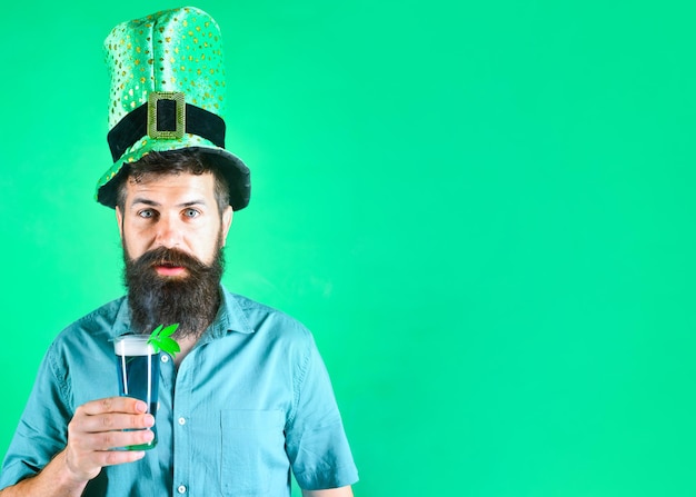 Zaskoczony brodaty mężczyzna w kapeluszu krasnoludka St Patricks Day Party Saint Patrick Irlandia Tradycja Saint