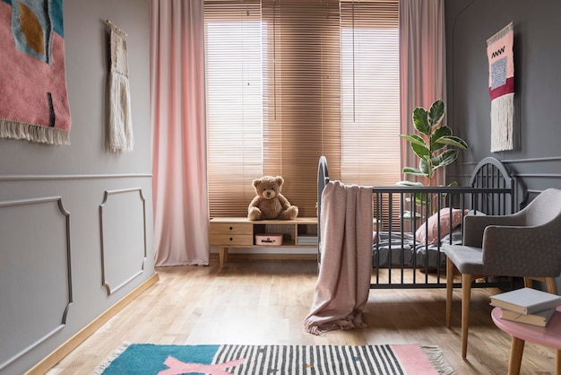 Zdjęcie zasłony i rolety na oknach we wnętrzu sypialni dziecka z pi