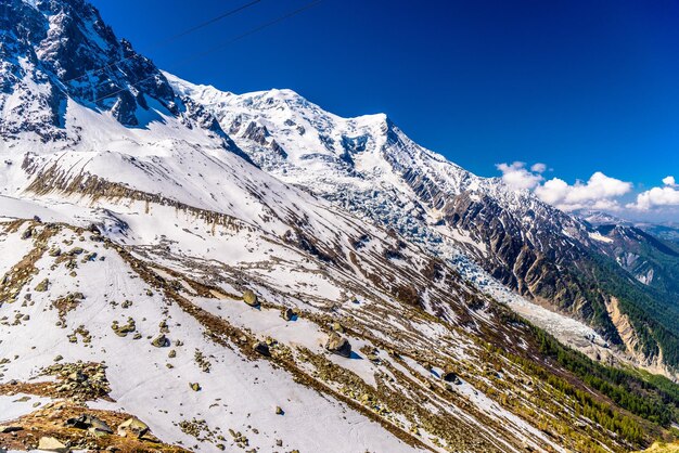 Zaśnieżone góry Chamonix Mont Blanc HauteAlpy Sabaudzkie Francja