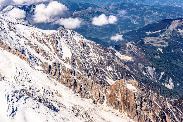 Zaśnieżone góry Chamonix Mont Blanc HauteAlpy Sabaudzkie Francja