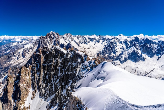 Zaśnieżone góry Chamonix Mont Blanc HauteAlpy Sabaudzkie Francja